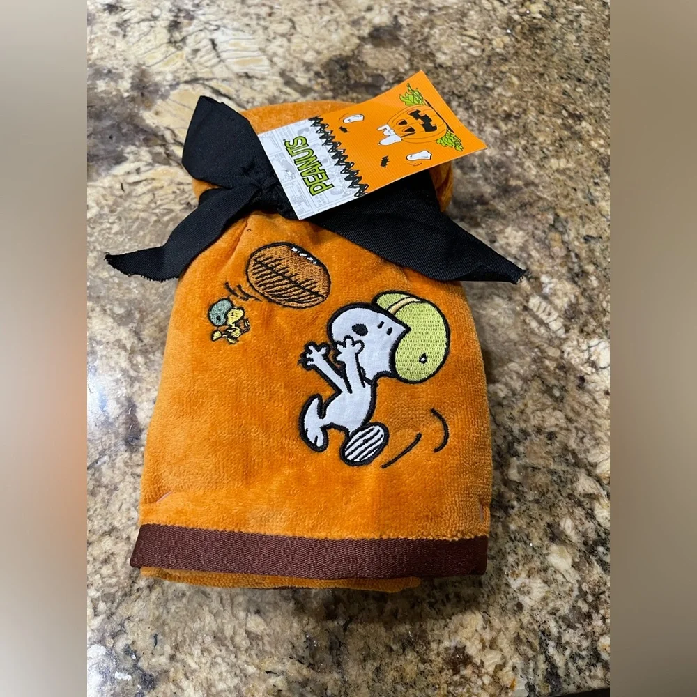 Peanuts set of 2 hand towels -Snoopy football & woodstock  100% Cotton NEW